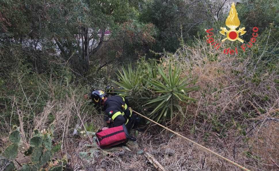 Va al mare e cade in una scarpata, uomo salvato dai Vigili del fuoco nel Catanzarese