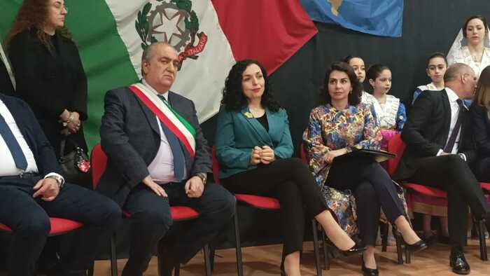 La presidente del Kosovo in Calabria: «Sono qui in mezzo ai miei fratelli e sorelle arbëreshë»