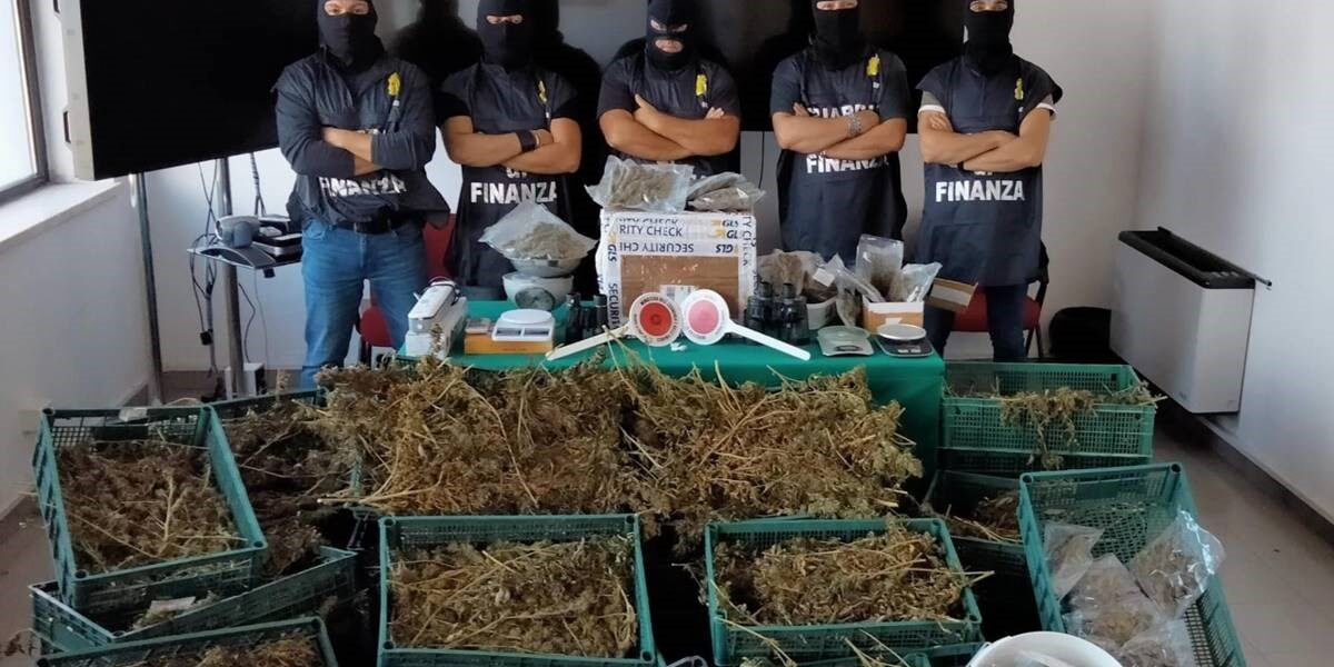 Scoperto laboratorio rudimentale nel Crotonese, sequestrati 40 chili di stupefacente