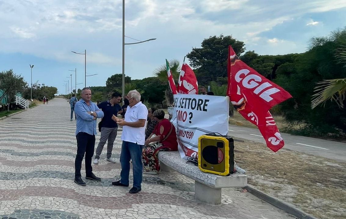 A Soverato un flash mob in sostegno della ragazza aggredita. «Lavoratori senza diritti e senza dignità» – VIDEO