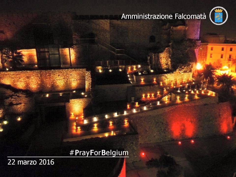 Il castello di Reggio con i colori della bandiera belga