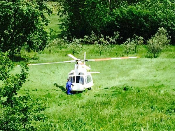 Un'auto precipita nel vuoto, due feriti