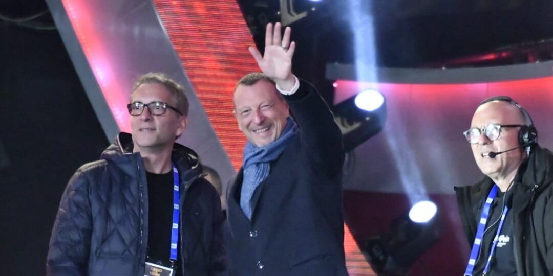 Amadeus è arrivato a Crotone, primi passi sul palco in piazza Pitagora