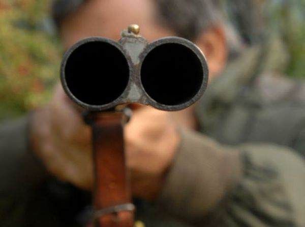 Spara al legale con il fucile da caccia, fermato pensionato