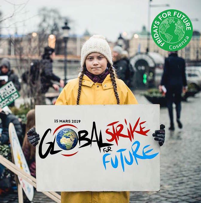 Anche a Cosenza si manifesta per il clima