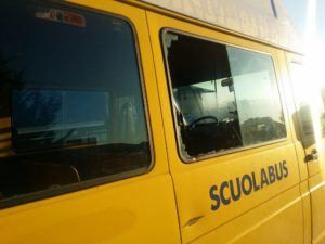 Crosia, rubano uno scuolabus e poi svaligiano supermercato