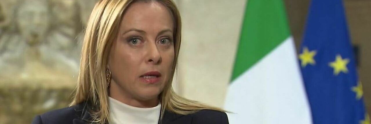 Caro carburanti, Meloni: «Taglio delle accise, se lo Stato incassa di più»