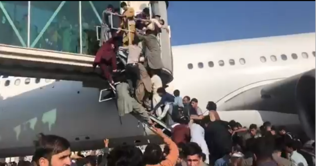 Aggrappati ai carrelli dell’aereo per fuggire da Kabul, poi cadono nel vuoto