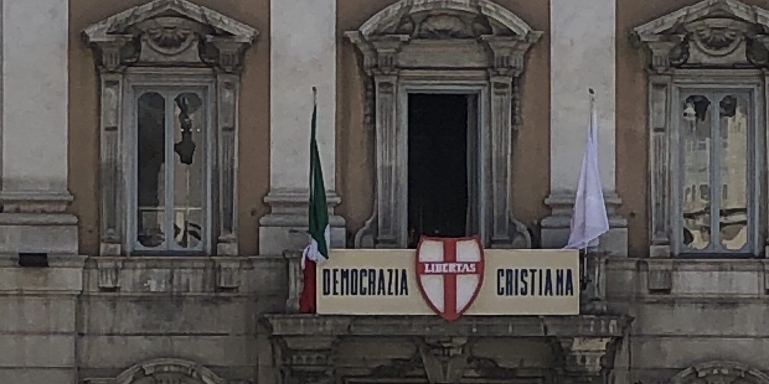 L’abbattimento dell’argine che ha travolto la politica e la democrazia