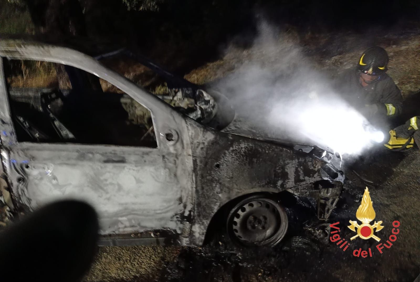 Auto in fiamme nel Catanzarese, indagano i carabinieri
