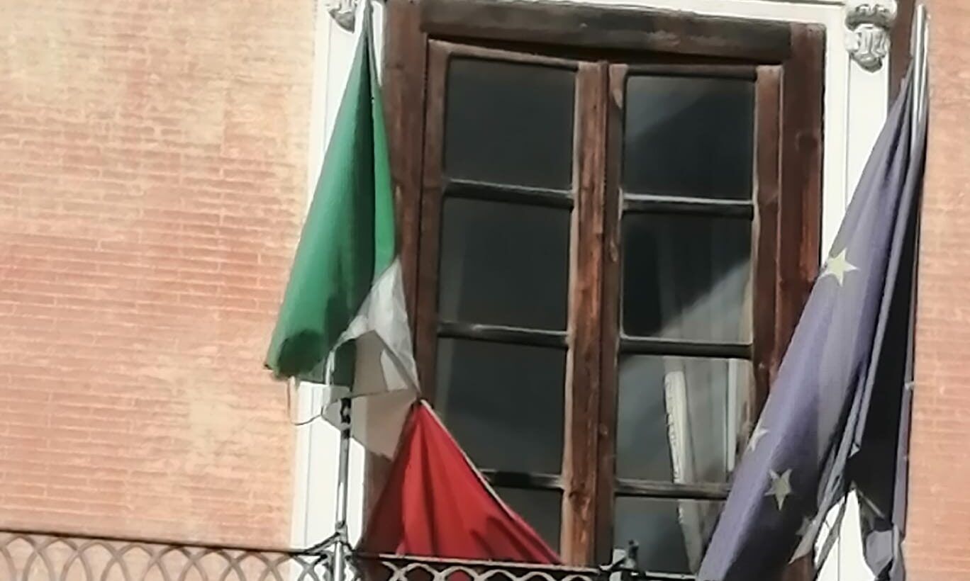«Dall’ex municipio di Nicastro sventola una bandiera italiana strappata»