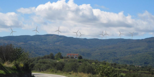 Un Parco eolico nelle Serre calabresi, il progetto della discordia tra sviluppo “green” e turismo lento
