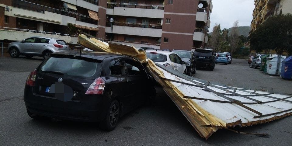 Crotone piegata dal maltempo, oltre 20 interventi dei vigili del fuoco