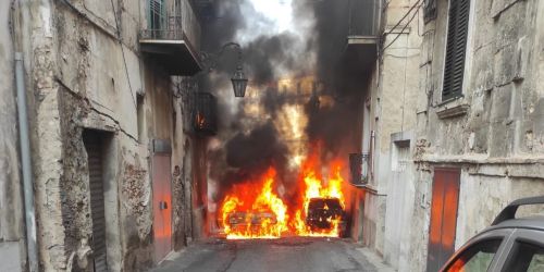 auto-in-fiamme-rossano