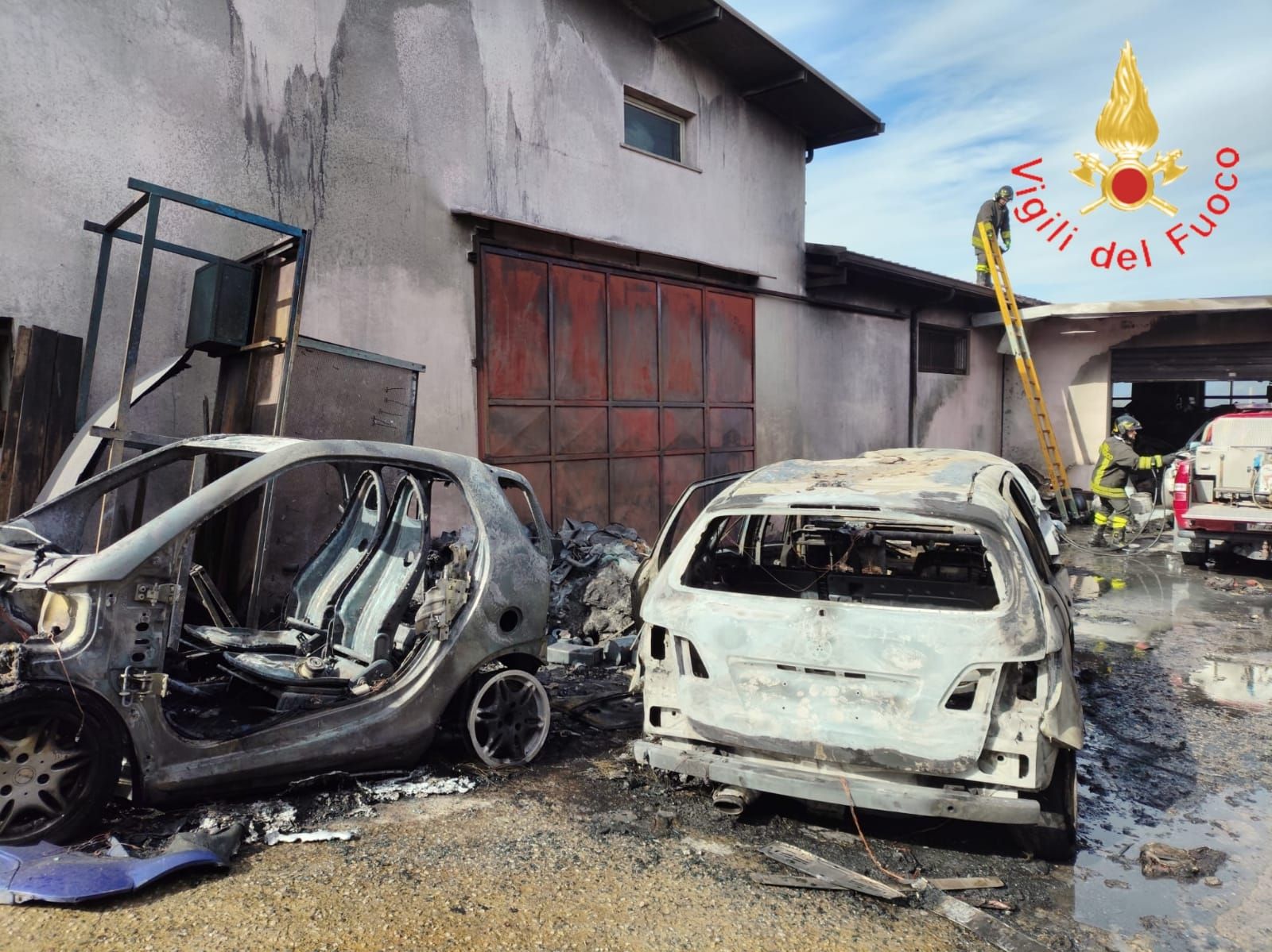 Incendio scoppiato in una autocarrozzeria a Catanzaro, indaga la polizia – VIDEO