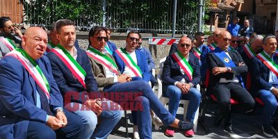«Siamo tutti Alessandro Tocci». A Civita l’abbraccio dei sindaci dopo la condanna per la tragedia del Raganello – FOTO
