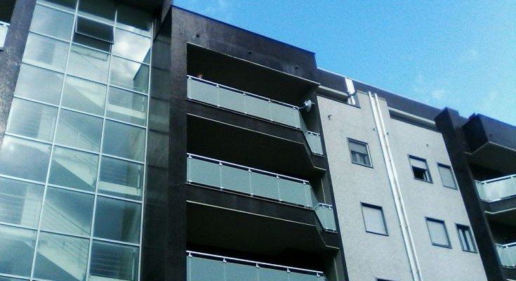 Si suicida dopo aver accoltellato il coinquilino