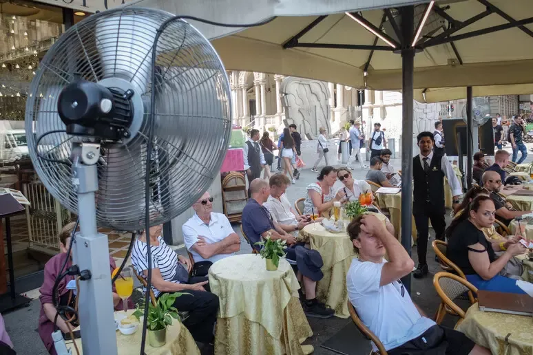 Caldo, giovedì salgono a 15 le città col bollino rosso