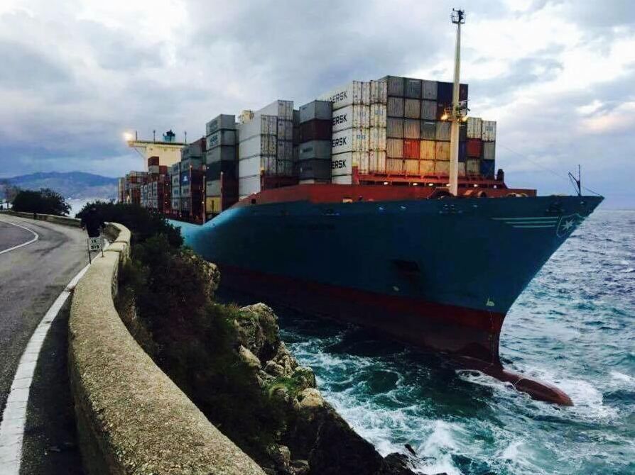 Portacontainer finisce contro gli scogli a Scilla