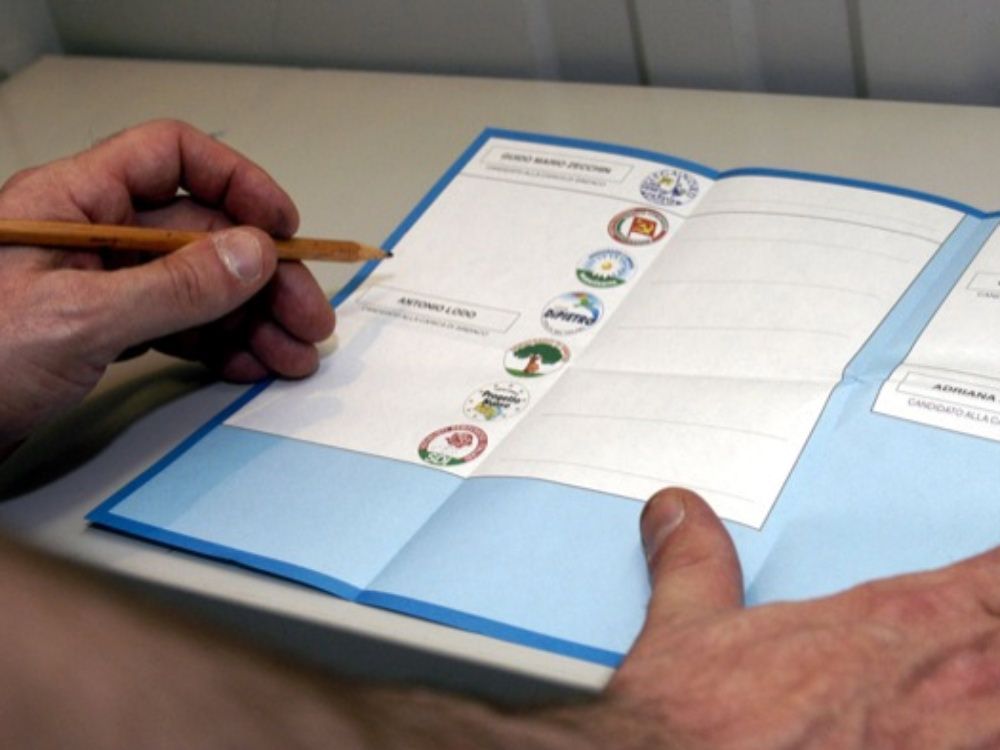 Vota e fotografa la scheda, denunciato