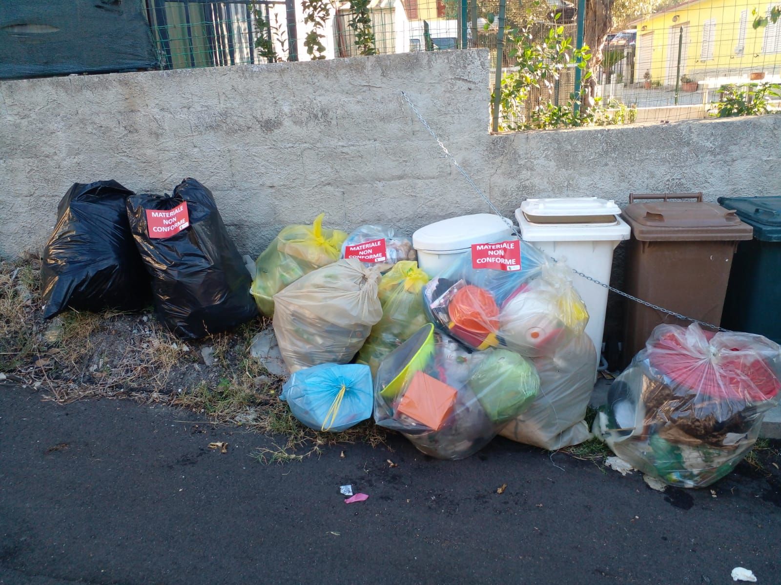 Catanzaro, fototrappole contro i “furbetti del sacchetto”: beccate circa 30 persone