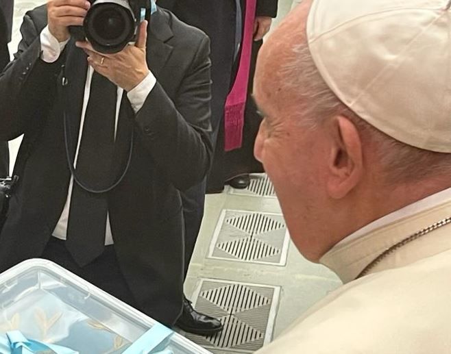 Serrastretta, il Papa benedice il manto della Madonna di Accaria