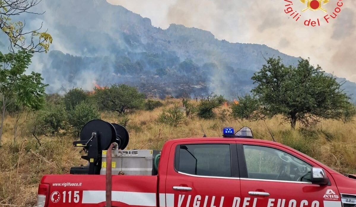 Incendio nel Parco del Pollino, in azione 2 Canadair: il forte vento limita gli interventi