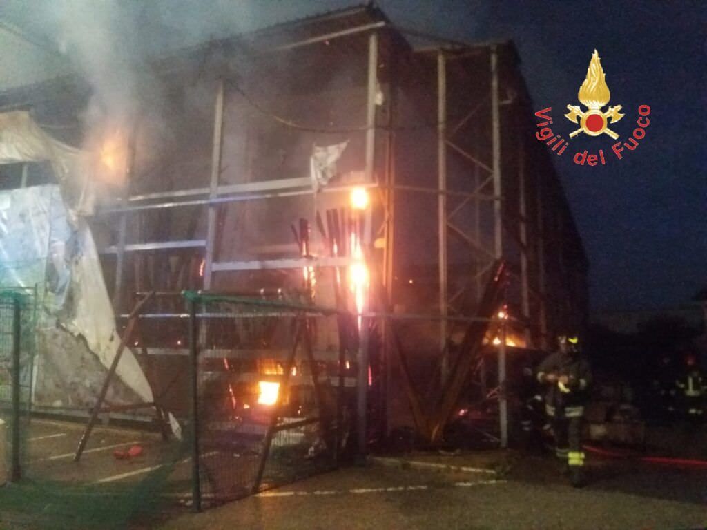 Incendio al "Brico Ok" di Squillace, ingenti i danni