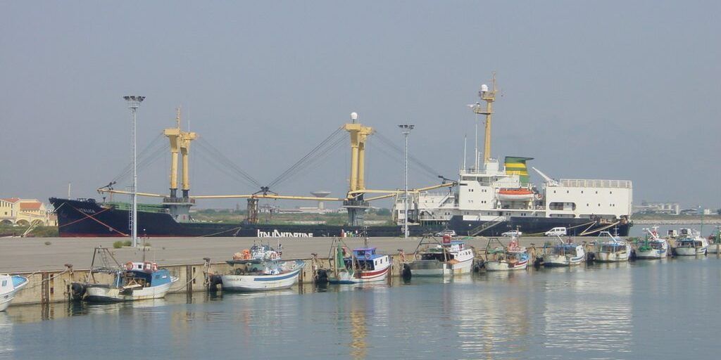 Porto di Corigliano, continua l’attività del distributore di carburante: revoca della concessione sospesa