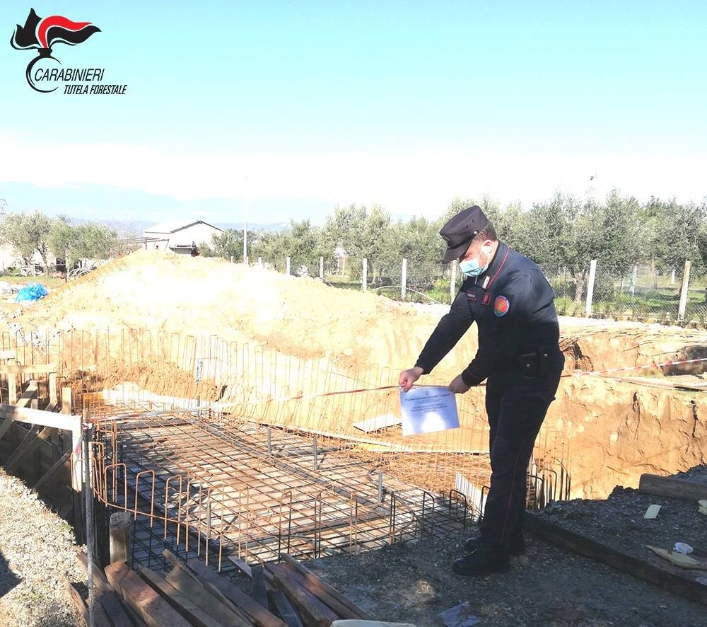 Fabbricato e piscina in costruzione ma abusivi: scatta il sequestro nel Cosentino