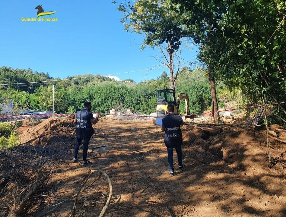 Sbancamento con mezzi meccanici nel Catanzarese, sequestrata area di 7mila metri quadri