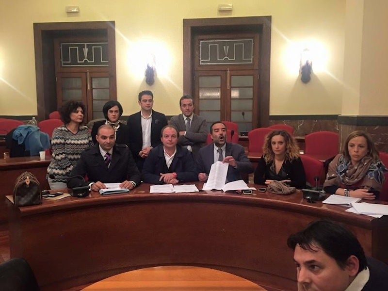Caos nel Pd, i consiglieri di Vibo: «Ci autosospendiamo»