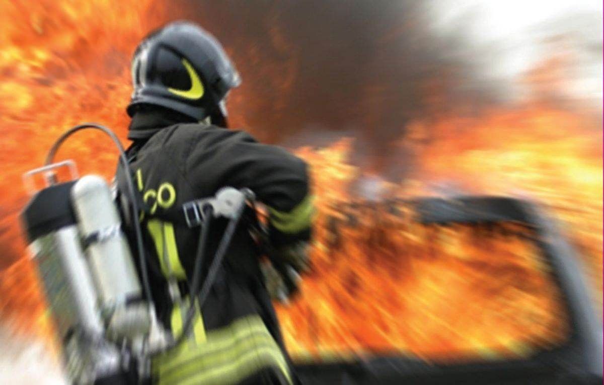 Incendio in un deposito di pneumatici a Mileto