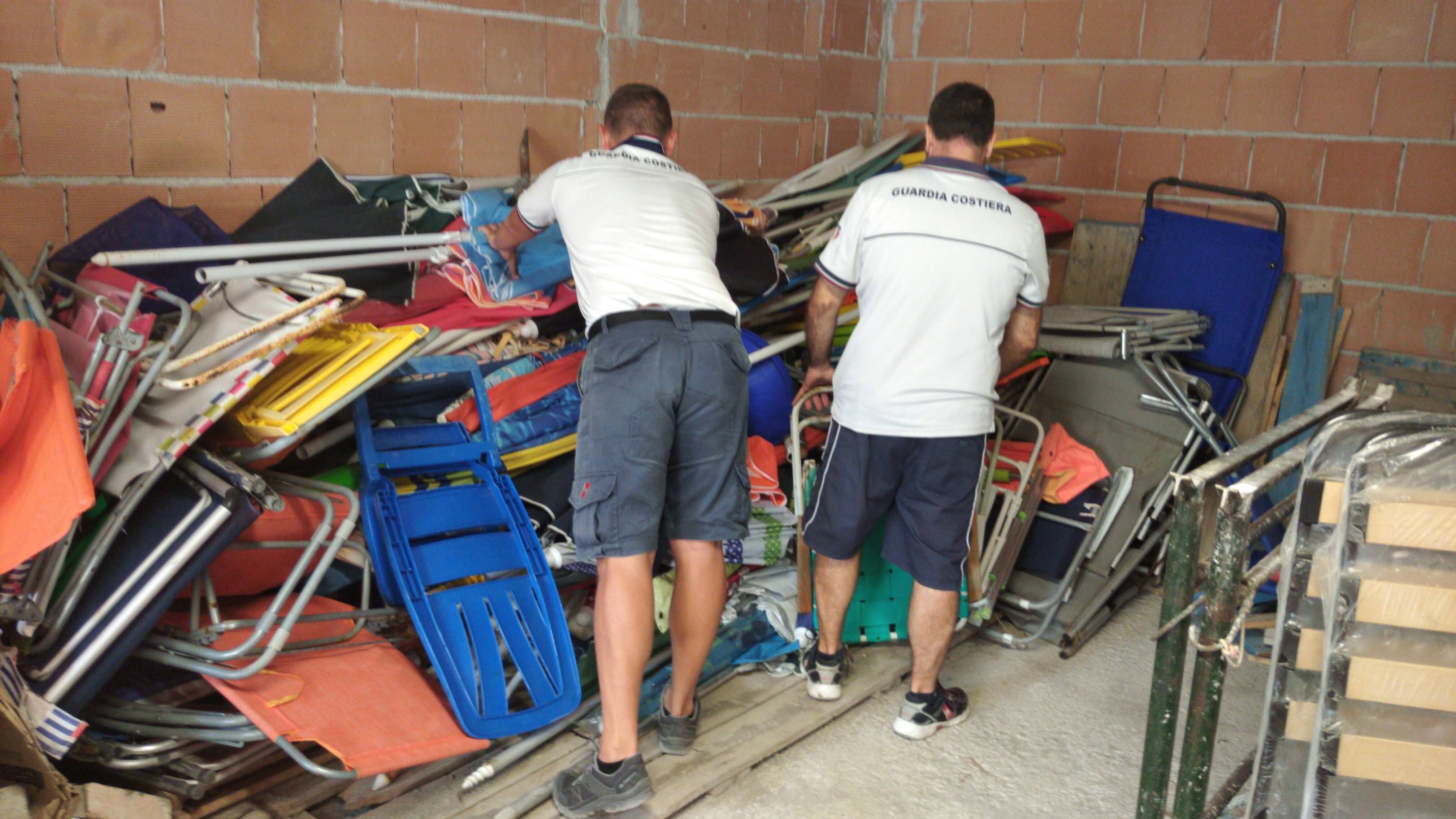 Operazione “Mare sicuro”, centinaia di attrezzature balneari sequestrate sul Tirreno