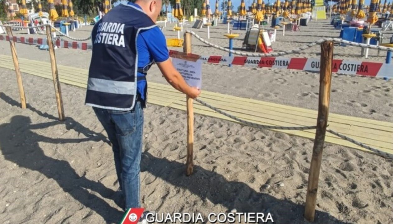 Occupazione abusiva della spiaggia, sigilli ad un lido nel Cosentino
