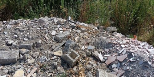 Rifiuti speciali su un terreno, sequestrata un'area a Catanzaro