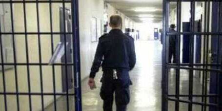 Tensione al carcere di Castrovillari, detenuto tenta di strangolare un agente