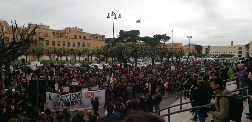 Roma, antifascisti in piazza alla Sapienza per l'intervento di Lucano – VIDEO