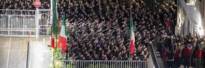 Acca Larentia, braccia tese e saluti romani. Scoppia la polemica