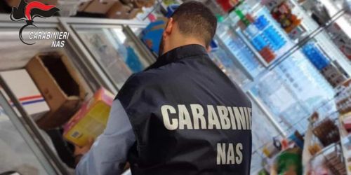 Cibo ammuffito e carenze igieniche: sequestrati oltre 5 quintali di alimenti in un supermercato nel Soveratese