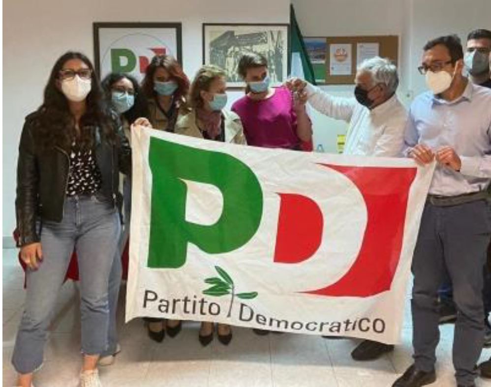 Lamezia, il Pd “consegna” le chiavi della sede ai giovani