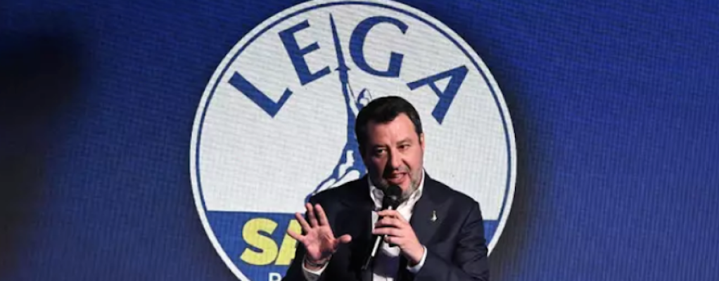 A Pontida le magliette pro e contro Salvini: «sempre con lui», «si dimetta subito»