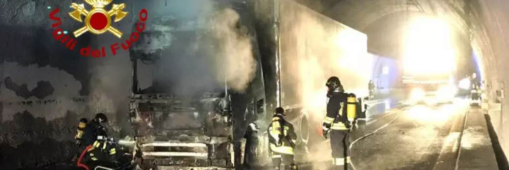 Camion a fuoco in galleria, 16 chilometri di coda