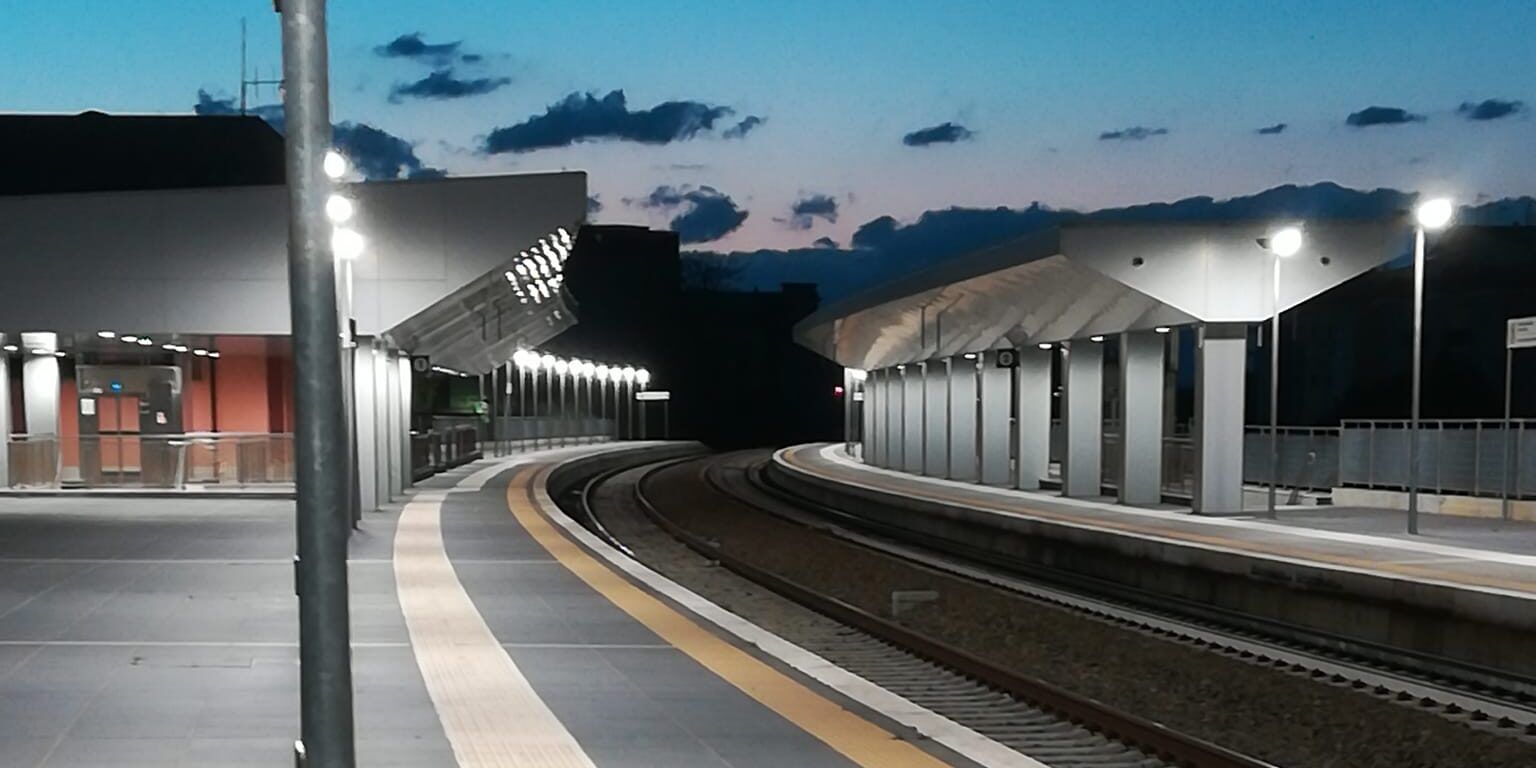 Stazione di Corigliano, la denuncia di un utente: «Fermata nuovamente incustodita»