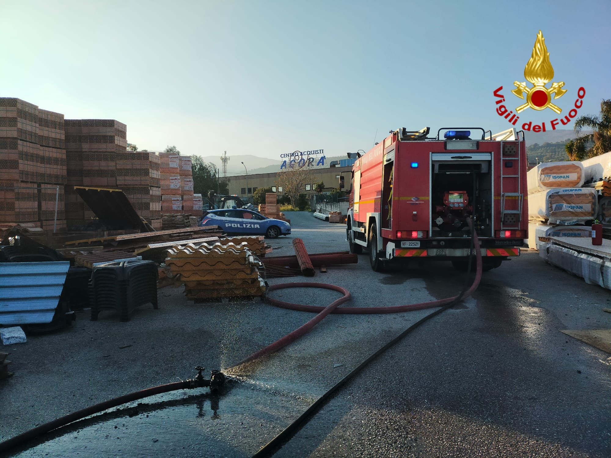 Lamezia, in fiamme materiale edile depositato nel piazzale di un’attività commerciale – FOTO