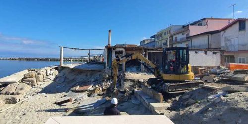 Vibo, vicesindaco aggredito durante la demolizione di un chiosco abusivo