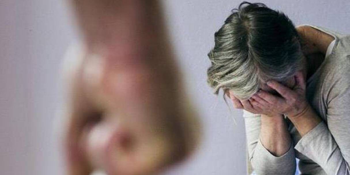 Maltrattamenti in famiglia, arrestato 28enne nel Crotonese: ha aggredito la compagna con una bottiglia