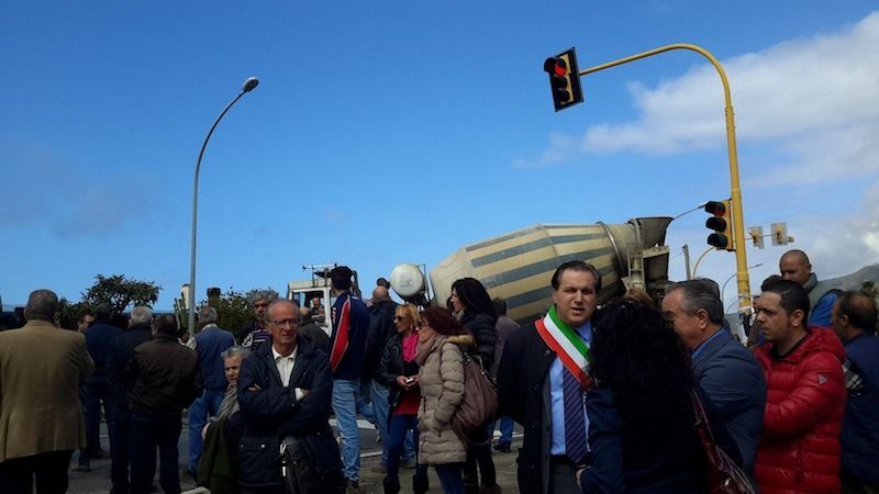 Viabilità a rischio, sit-in sulla statale 18