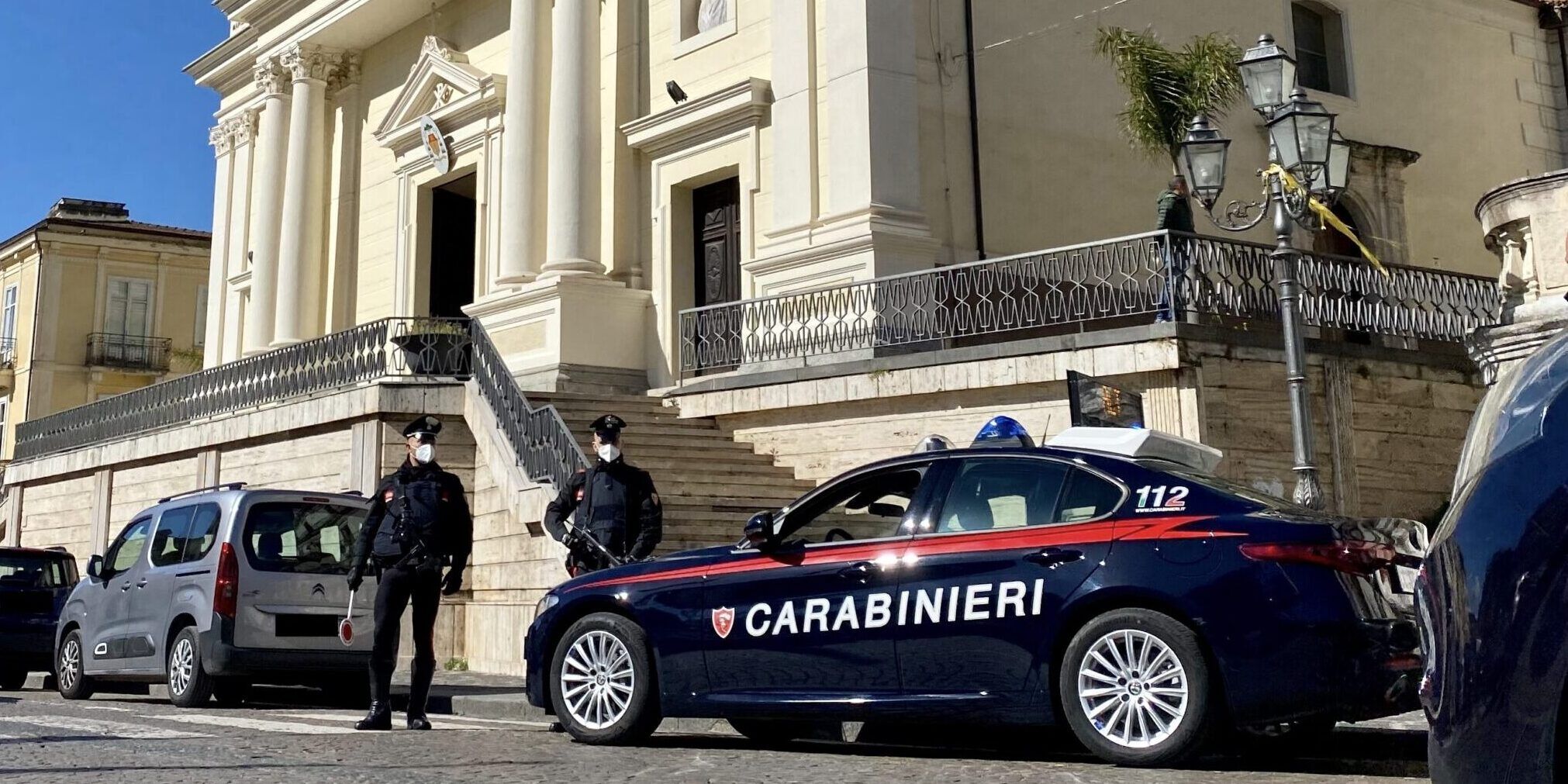 Minacciano e accoltellano un disabile per portargli via 10mila euro: due arresti a Lamezia