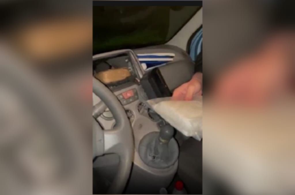Oltre un chilo di cocaina nascosto dietro l’autoradio, due arresti a Crotone – VIDEO